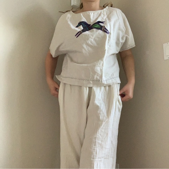 Linen Tshirt with indigenous horse art - Picture 2 of 4